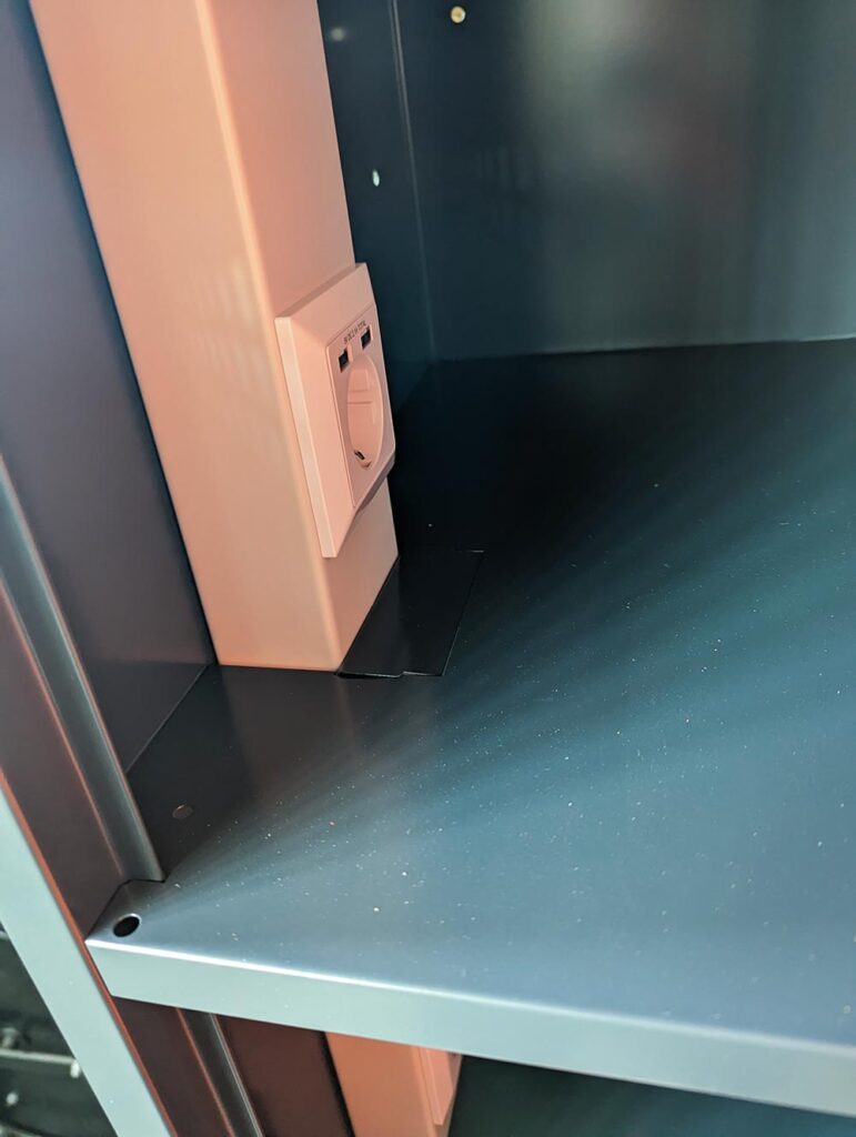 Akku-Ladeschrank mieten -Schukosteckdose mit je 2 USB-A-Ports